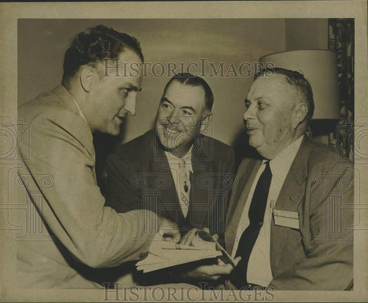 1954 Press Photo Wood, McWhorter and Knappensberger having a discussion