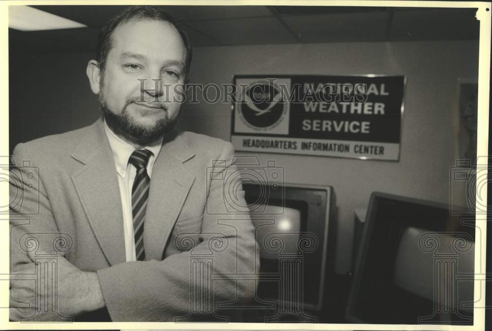 1988 Press Photo Ron McPherson at National Weather Service in Washington D.C.- Historic Images