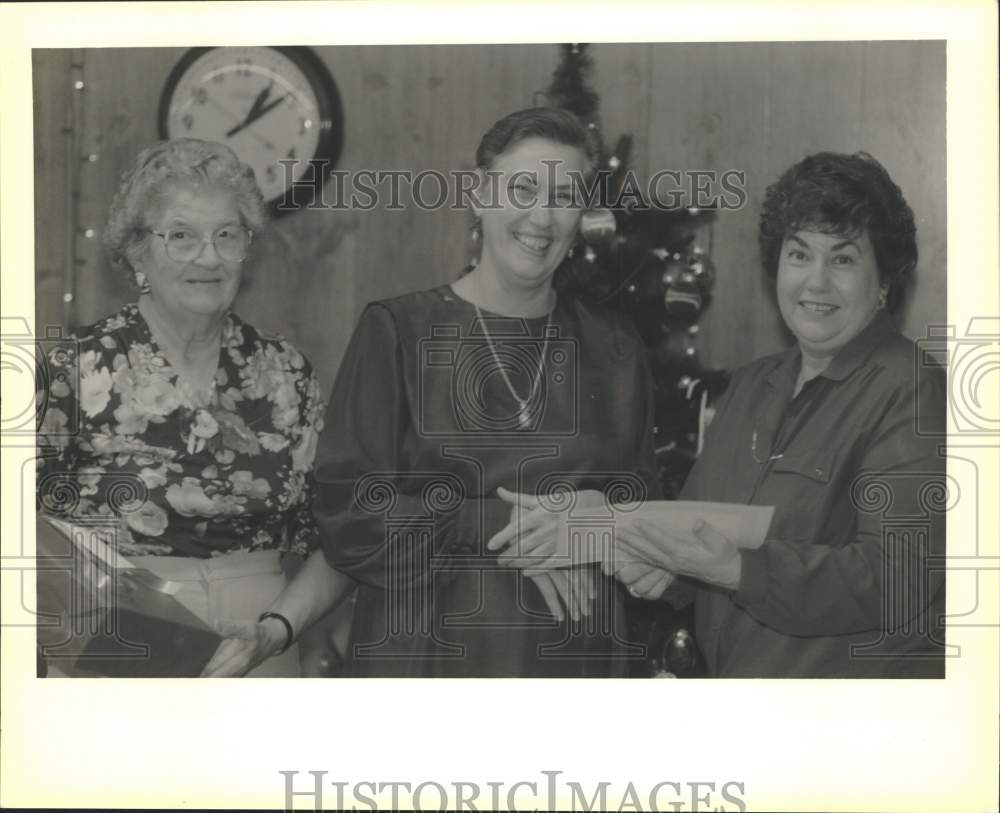 1991 Press Photo Retiring Pearl River Mayor Janice McQueen gets gifts at a party- Historic Images