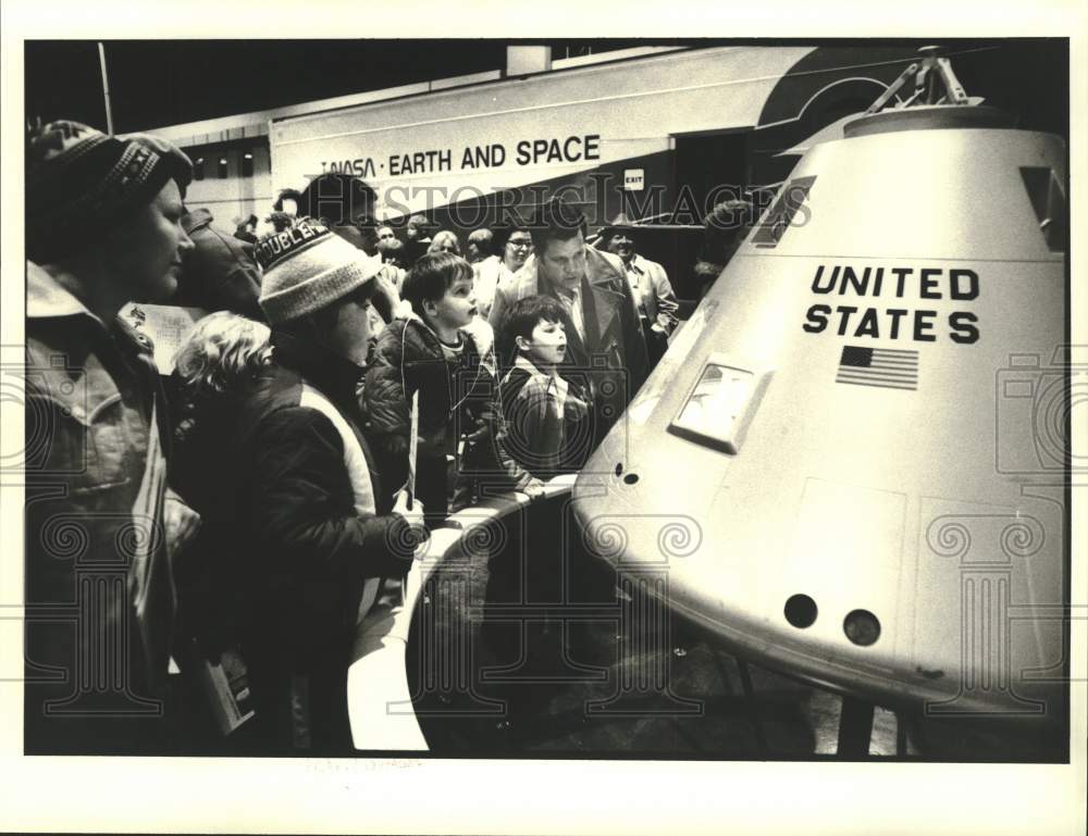 1978 Press Photo Children look at the rocket model at NASA Michoud Center- Historic Images