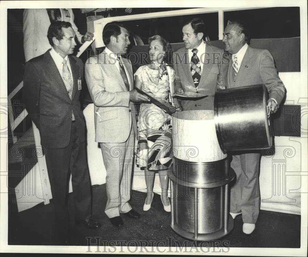 1976 Press Photo Leaders during 7th anniversary 1st manned Lunar Landing at NASA- Historic Images