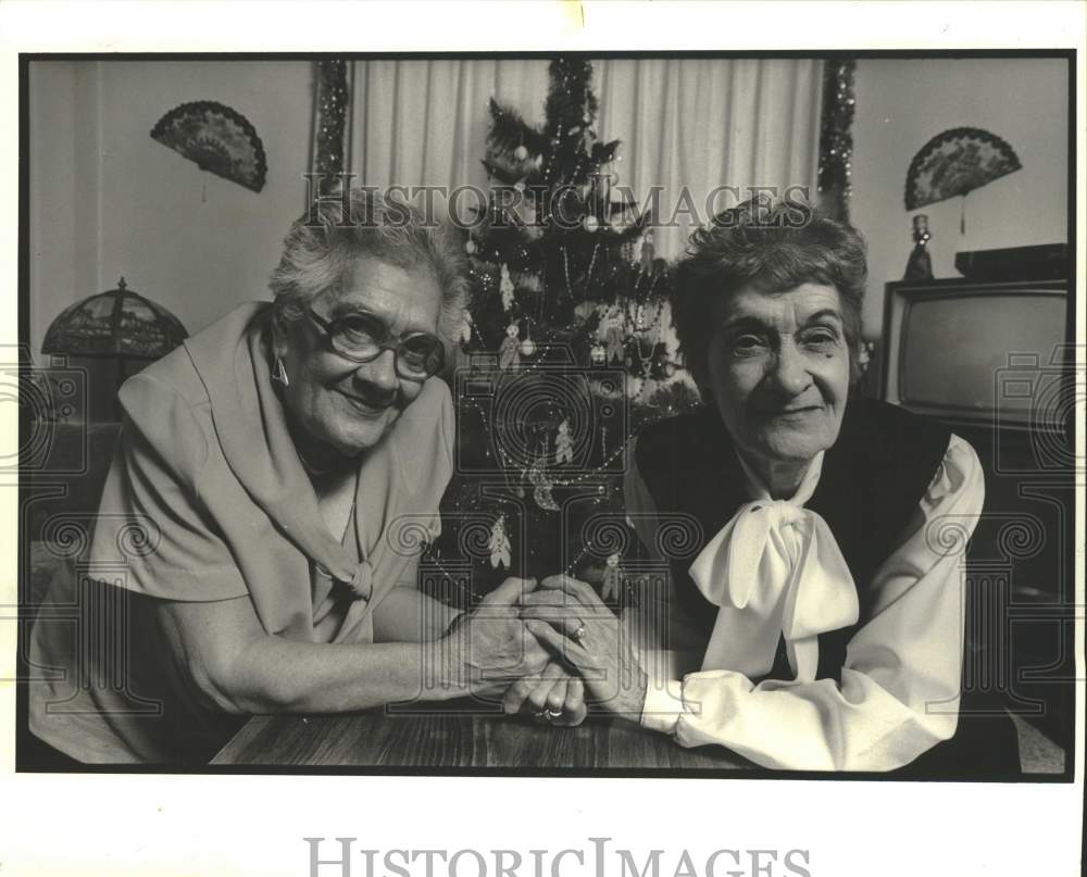 1988 Press Photo Amelia Miranda &amp; Pauline Sposito with their Mardi Gras tree- Historic Images