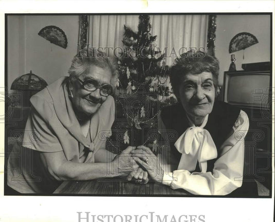 1988 Press Photo Amelia Miranda & Pauline Sposito with their Mardi Gras tree- Historic Images