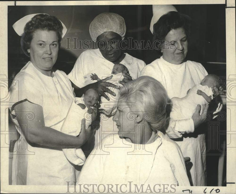Load image into Gallery viewer, 1968 Press Photo Mrs. Steven Michelet with triplet daughters at Mercy Hospital

