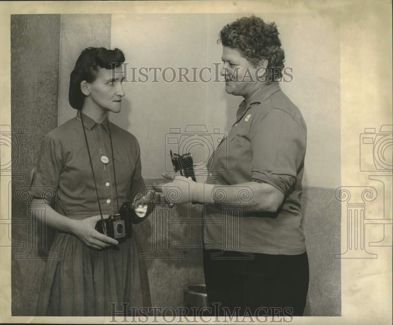 Load image into Gallery viewer, 1959 Press Photo Mmes. Ann Miller and Clara Michelik at St. Bernard Courthouse
