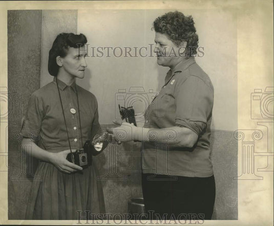 1959 Press Photo Mmes. Ann Miller and Clara Michelik at St. Bernard Courthouse