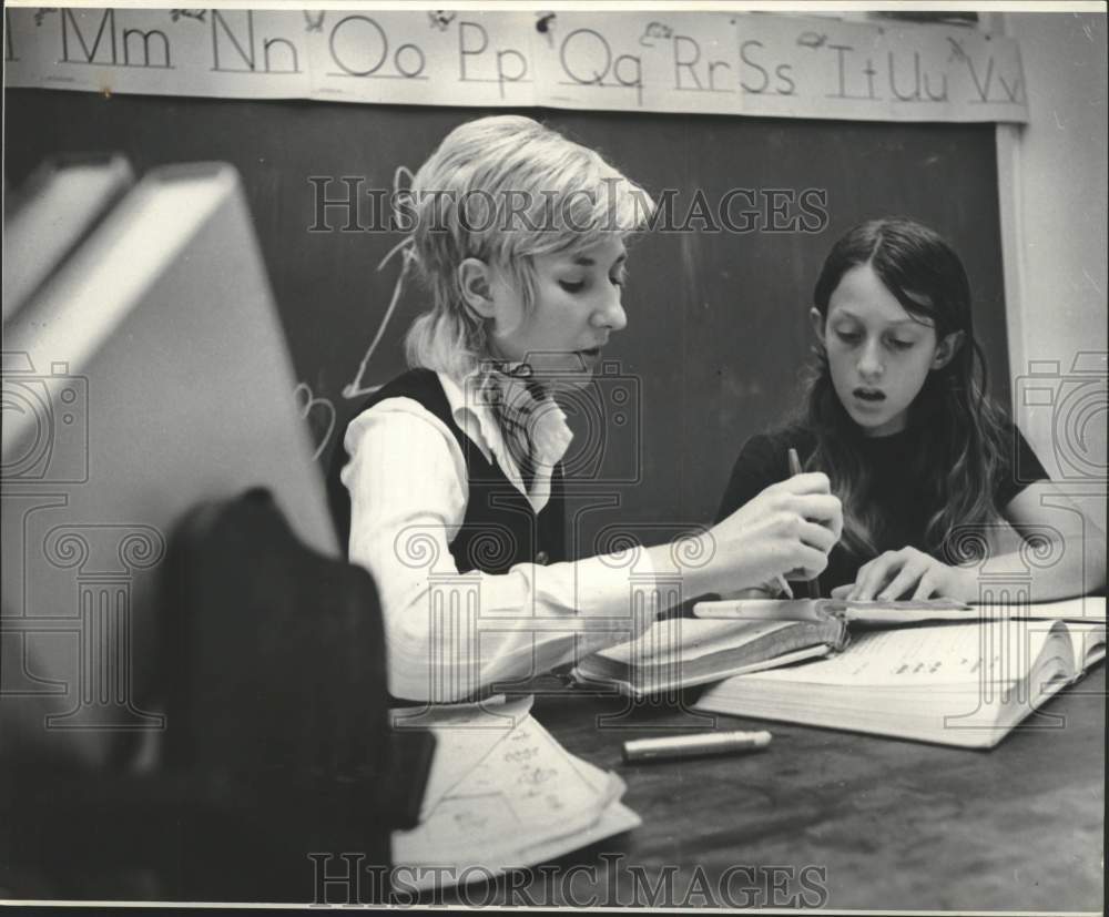 1971 Press Photo Wendy Michell and Patsy Smith study at Pilottown School- Historic Images