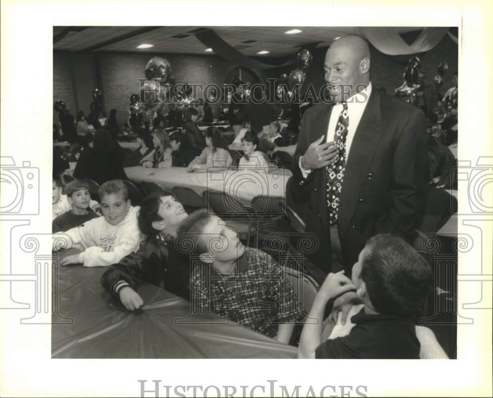 1995 Press Photo J.J. McCleskey during basketball tournament in Chalmette- Historic Images