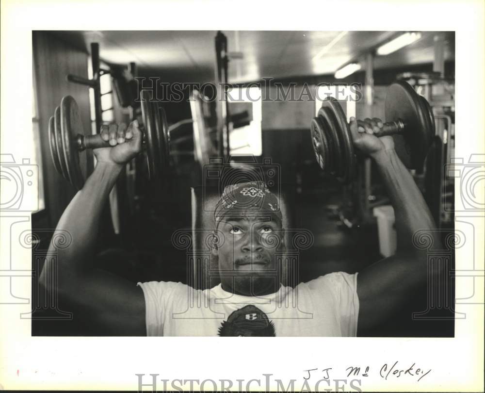 1994 Press Photo J.J. McCleskey WR. in weight rooms- Historic Images