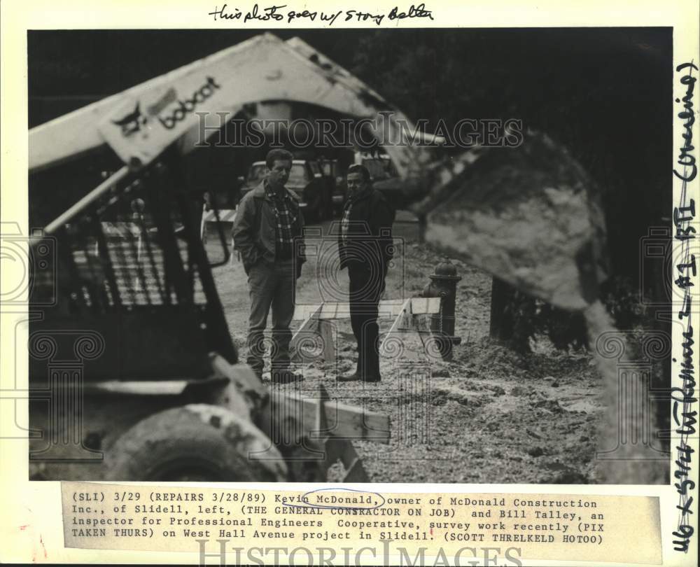 1989 Press Photo Kevin McDonald and Bill Talley inspect West Hall Avenue project- Historic Images