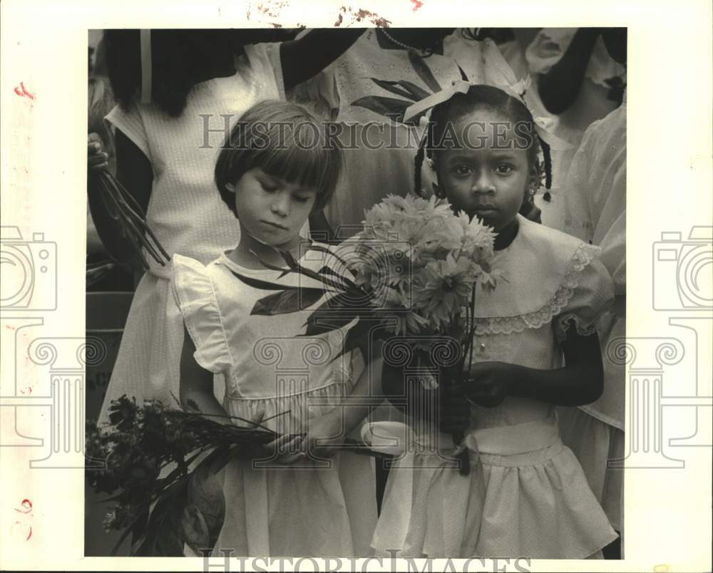 1985 Press Photo Girls wait to line at McDonogh statue to place flowers- Historic Images