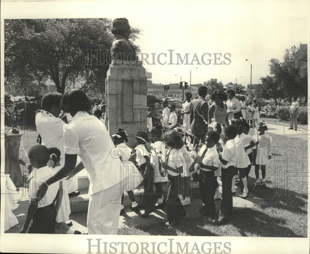 1978 Press Photo Students line up to put flowers during McDonogh Day - nob87601