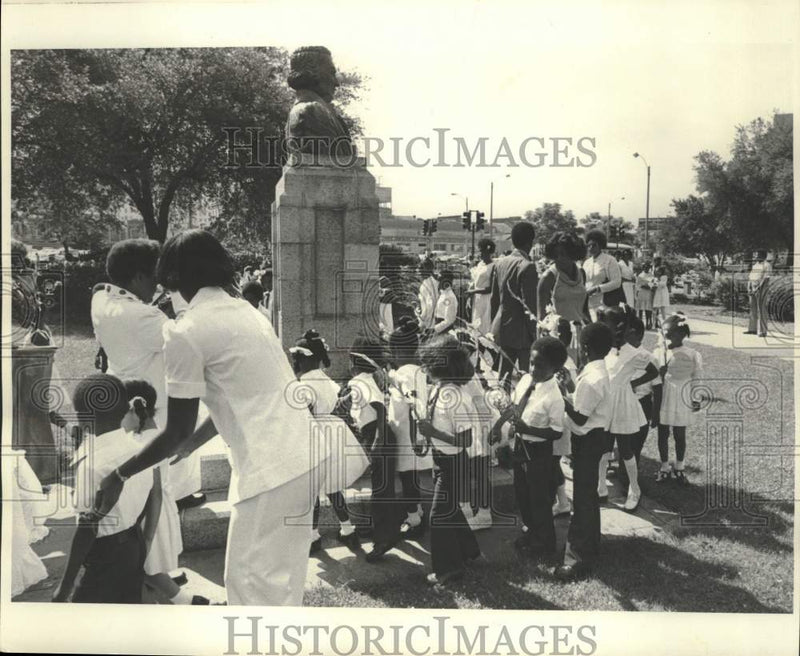 Load image into Gallery viewer, 1978 Press Photo Students line up to put flowers during McDonogh Day - nob87601
