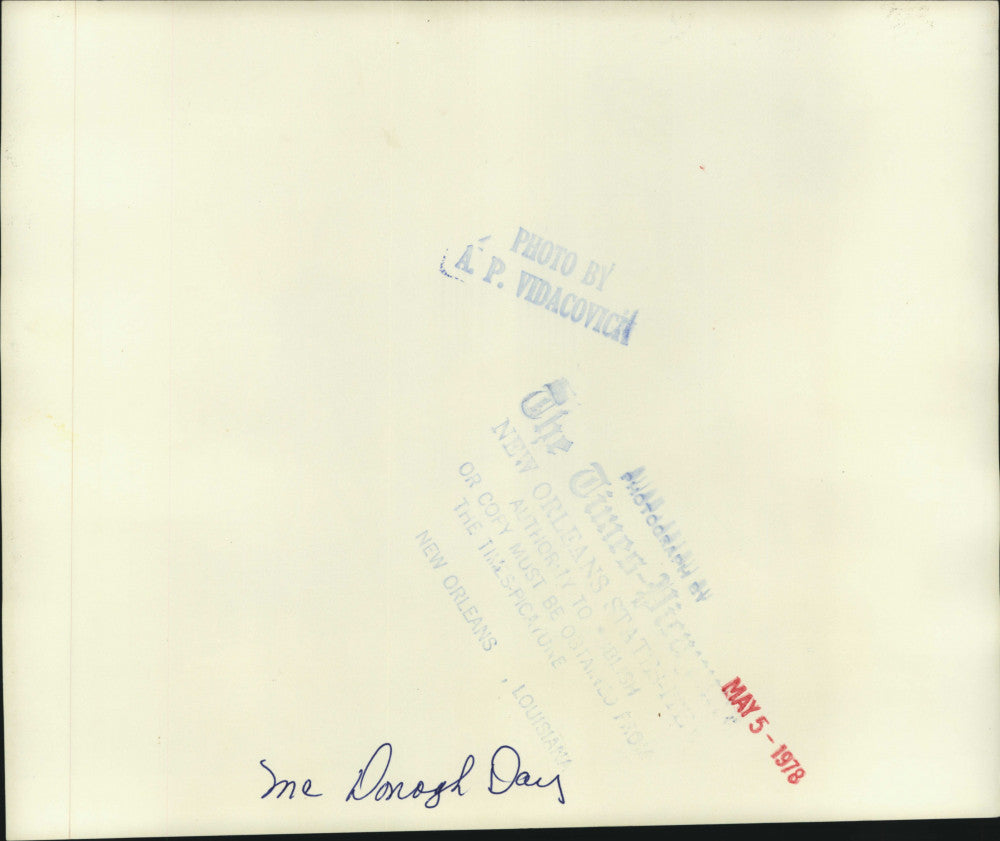 1978 Press Photo Students line up to put flowers during McDonogh Day - nob87601