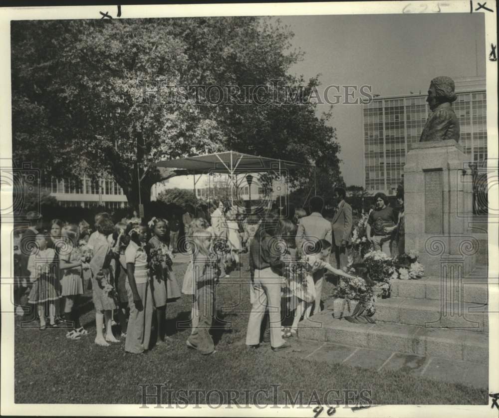 1978 Press Photo New Orleans students place flowers at John McDonogh statue