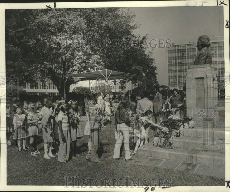 Load image into Gallery viewer, 1978 Press Photo New Orleans students place flowers at John McDonogh statue
