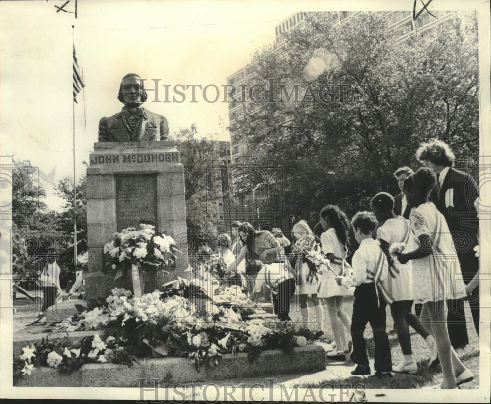 1974 Press Photo New Orleans public school children gathered at McDonogh statue- Historic Images