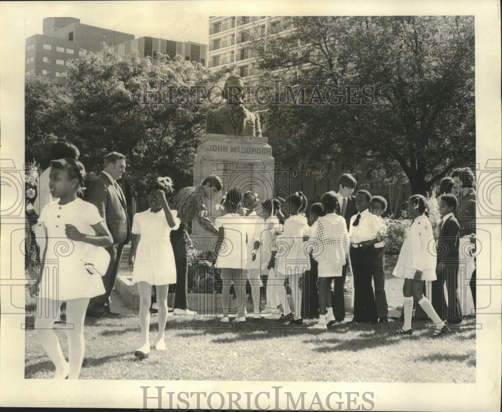 1973 Press Photo Children line up to place flowers at John McDonogh&#39;s statue- Historic Images