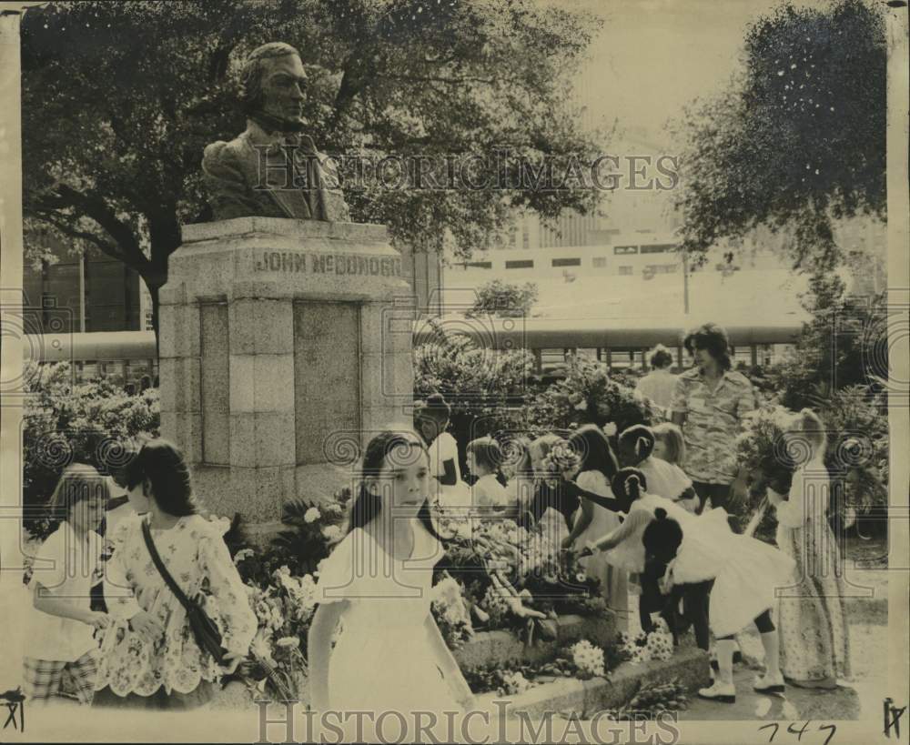 1976 Press Photo New Orleans children place flowers at statue of John McDonogh- Historic Images