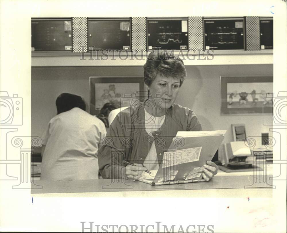 1989 Press Photo Carolyn McDonald, head nurse at Lakeside Hospital - Historic Images