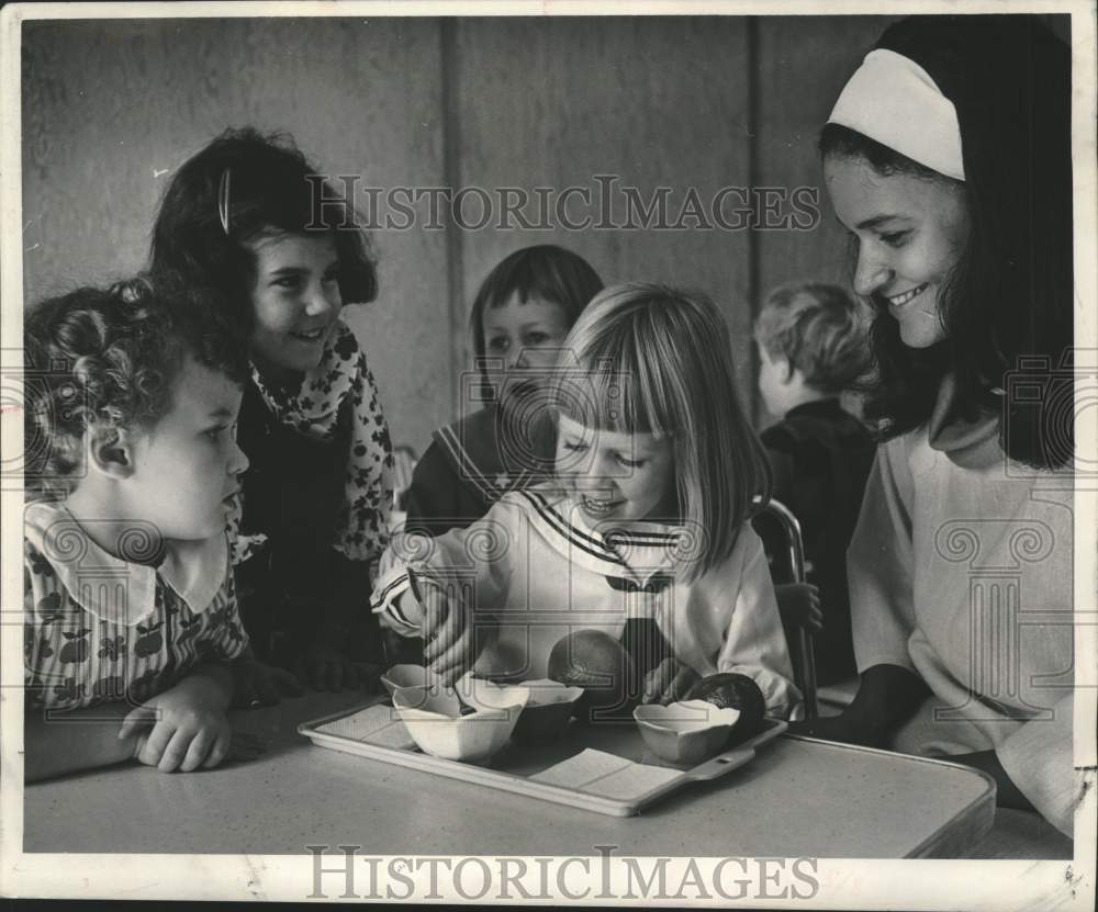 1968 Press Photo Teacher Gail Merritt observes children during experiment