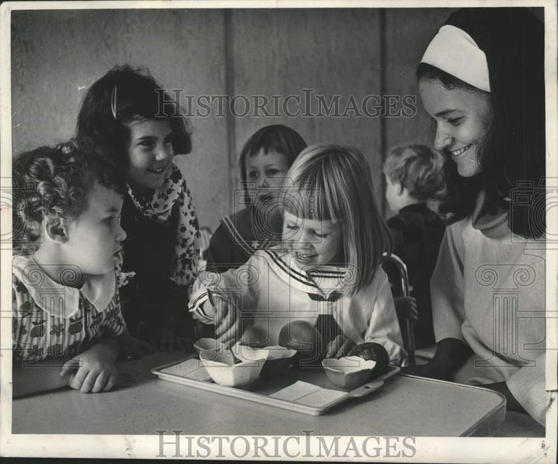 Load image into Gallery viewer, 1968 Press Photo Teacher Gail Merritt observes children during experiment
