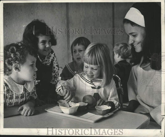 1968 Press Photo Teacher Gail Merritt observes children during experiment