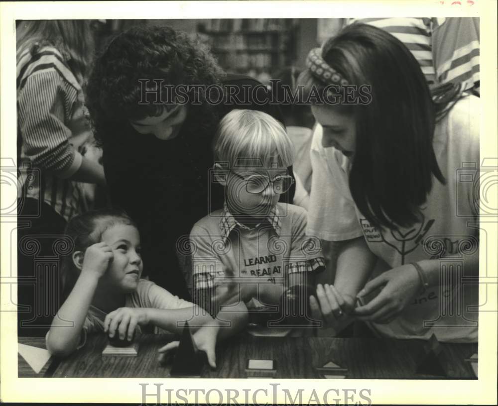 1989 Press Photo Montessori Chateau students at Salmen High School in Slidell- Historic Images