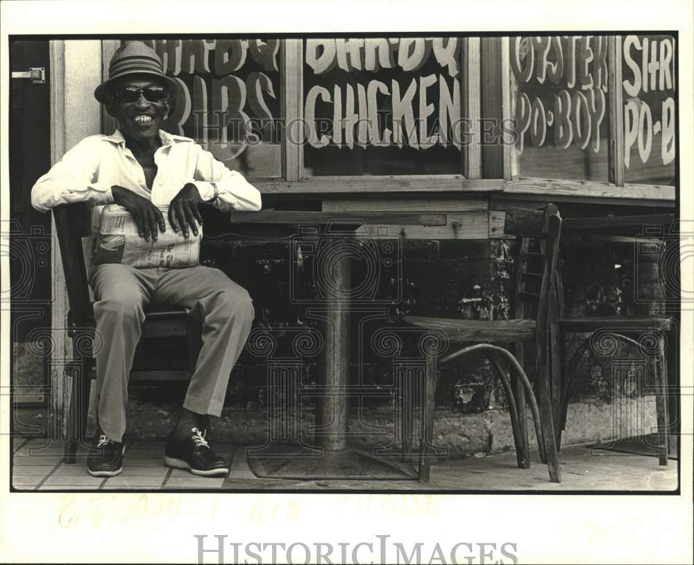 1981 Press Photo Quarter musician Frank Moliere sits outside Bone&#39;s Restaurant- Historic Images