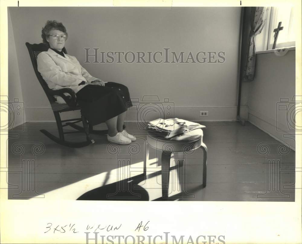 1992 Press Photo Sister Mary Bertilla McNeely in her prayer room- Historic Images