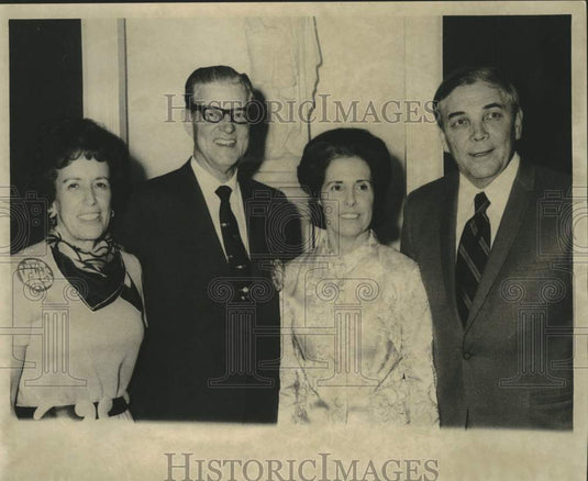 1970 Press Photo Governor John J. McKeithen poses with other delegates- Historic Images