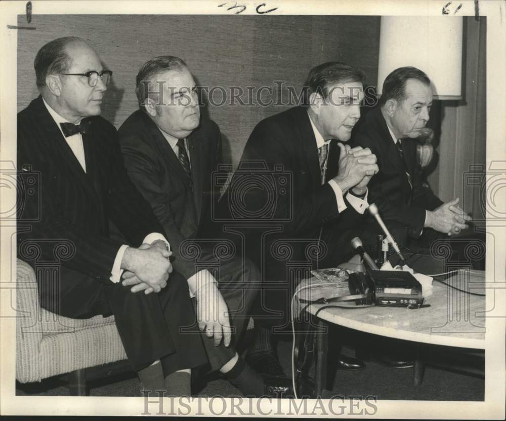 1970 Press Photo Governor John McKeithen answers a reporter&#39;s question- Historic Images