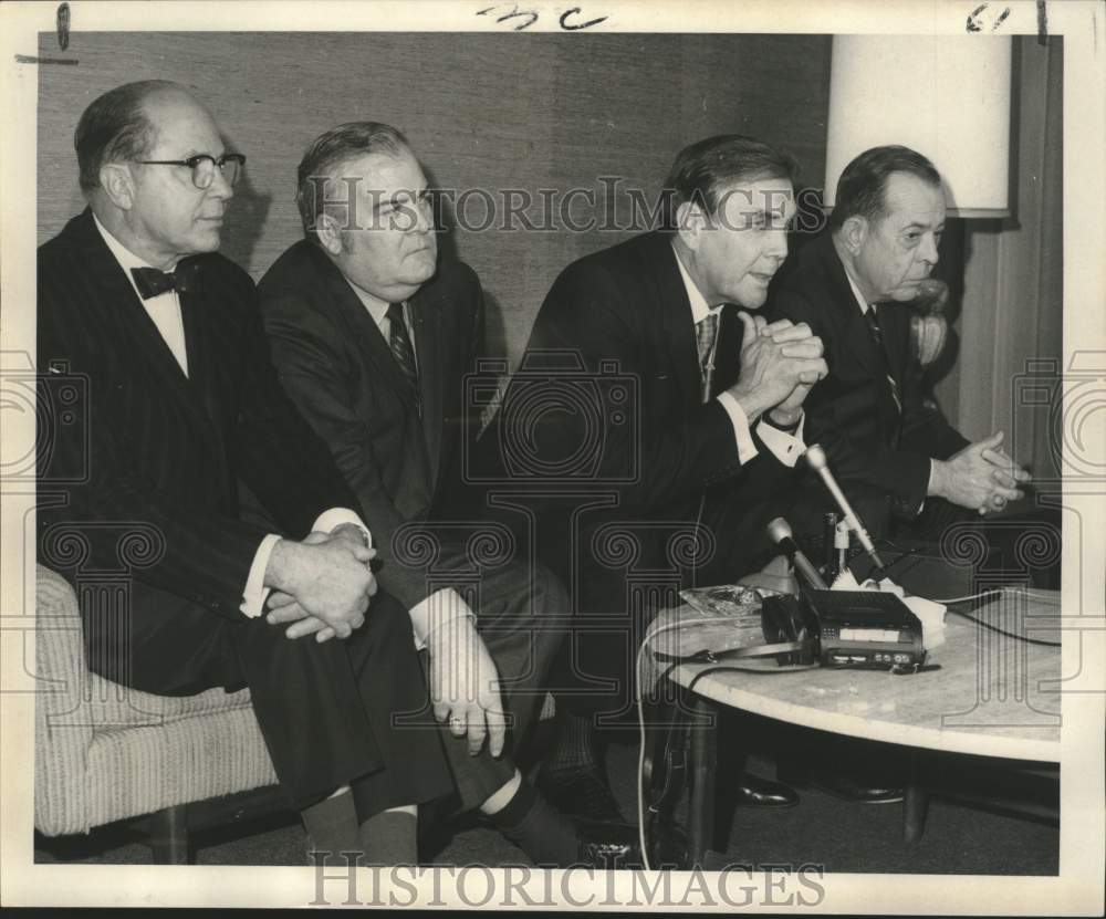 1970 Press Photo Governor John McKeithen answers a reporter's question- Historic Images