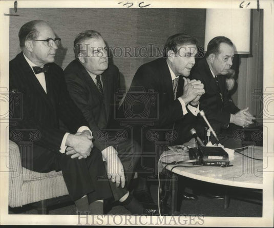 1970 Press Photo Governor John McKeithen answers a reporter's question- Historic Images