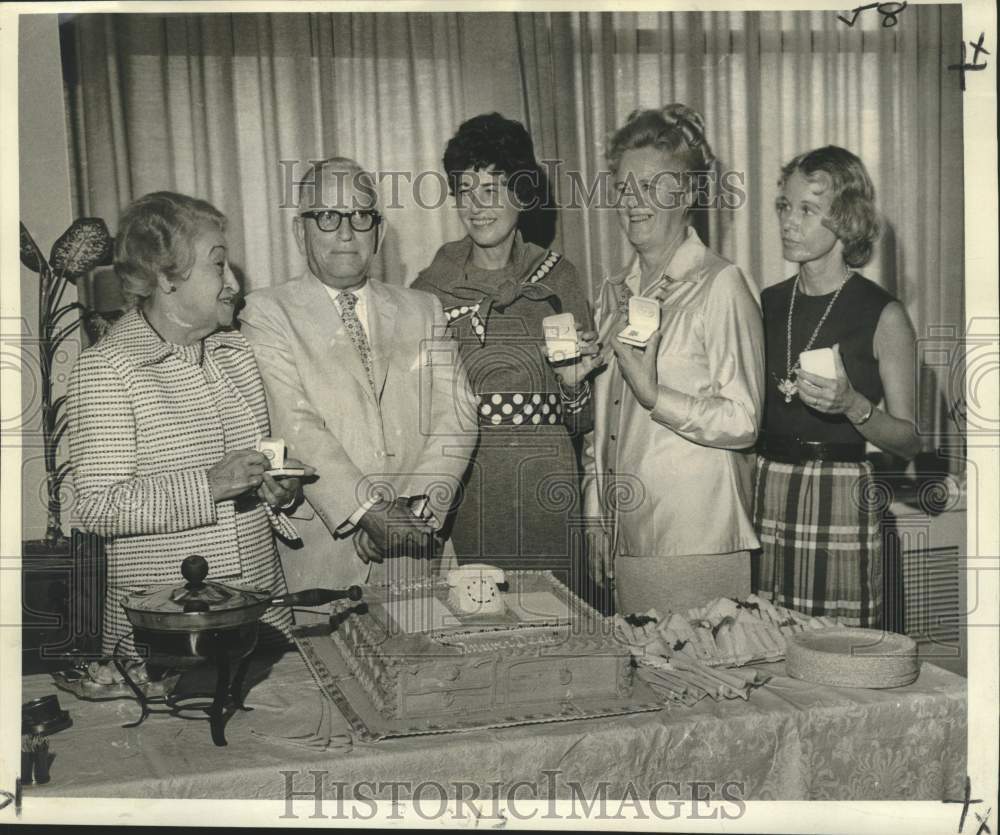 1972 Press Photo Gold Pins awarded to volunteers of city&#39;s Answer Desk- Historic Images