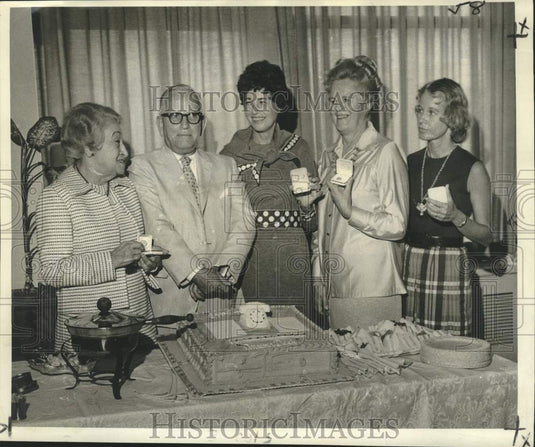 1972 Press Photo Gold Pins awarded to volunteers of city's Answer Desk- Historic Images