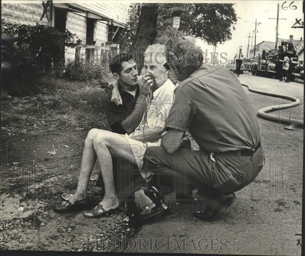 1972 Press Photo Cornelia Meyers, treated for smoke inhalation by resusitator- Historic Images