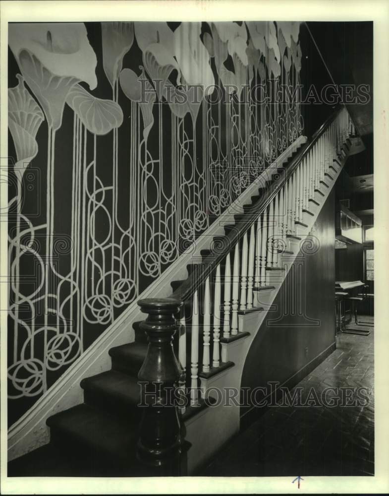 1985 Press Photo View of the stairway of Menefee&#39;s Restaurant- Historic Images