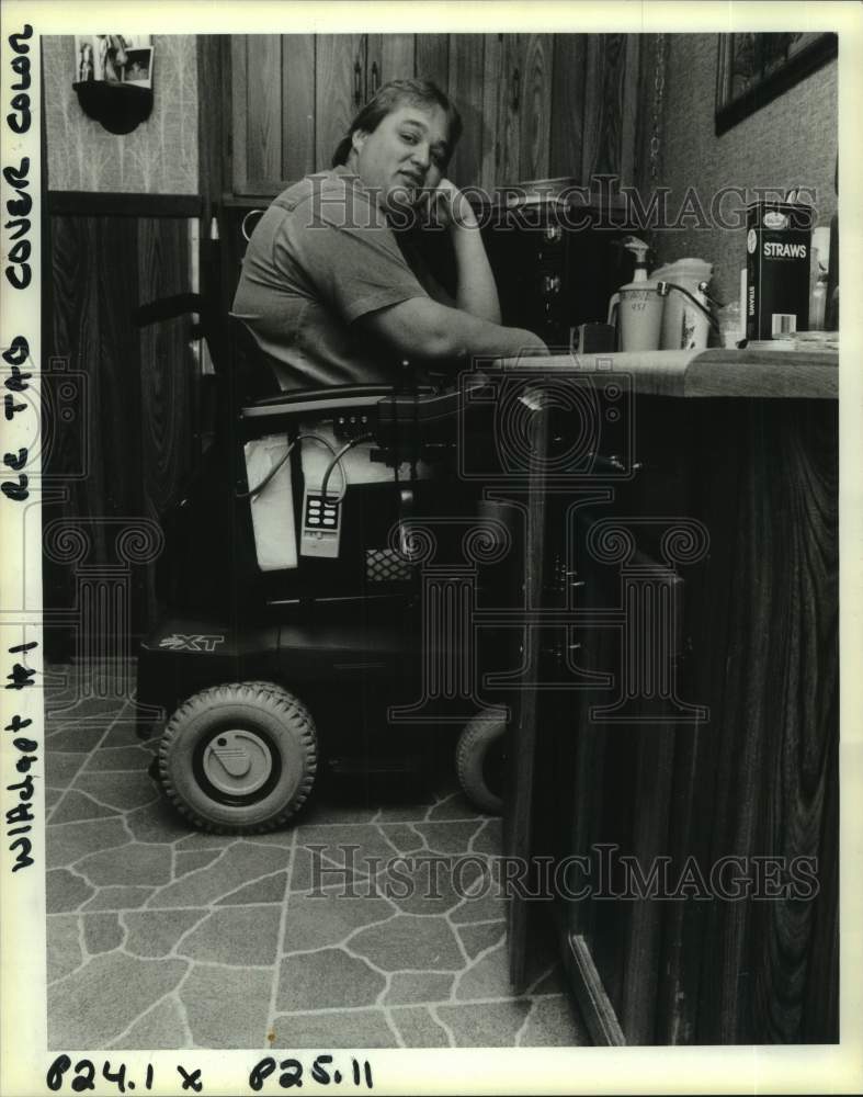 1992 Press Photo Richard Nagle in his wheelchair at his customized apartment- Historic Images