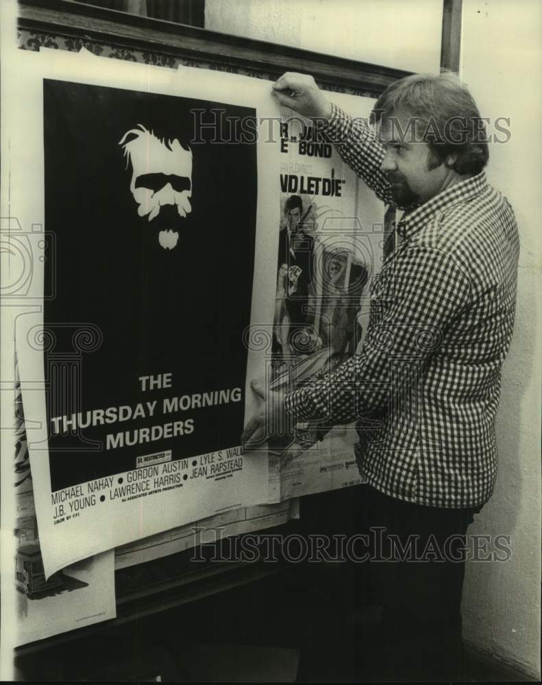 1976 Press Photo Michael Nahay shown with &quot;The Thursday Morning Murders&quot; poster- Historic Images