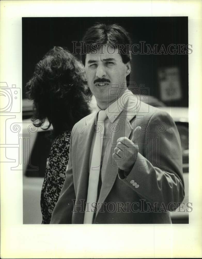 1990 Press Photo Kerry Myers leaves Jefferson Parish Court House in Gretna- Historic Images