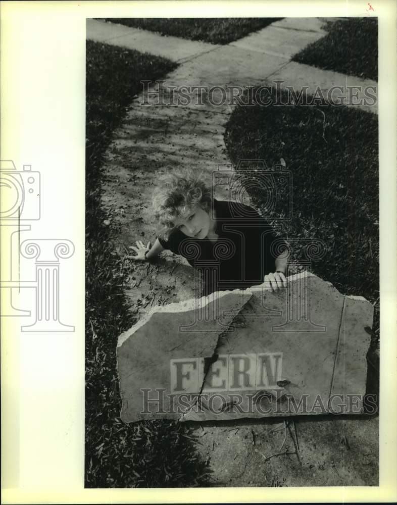 1989 Press Photo Artist Evelyn Menge at her home with a piece of her art- Historic Images