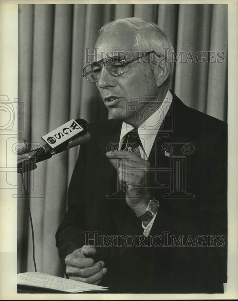 1977 Press Photo City Councilman James Moreau gives speech - nob88071- Historic Images