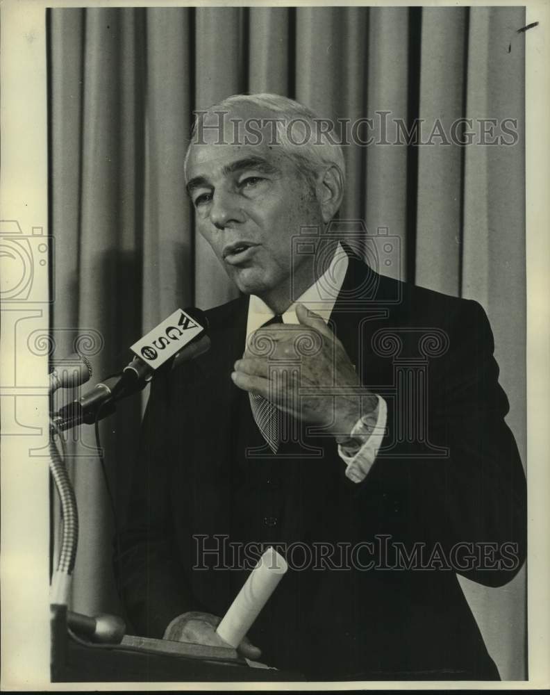 1977 Press Photo City Councilman James Moreau talks to reporters - nob88078