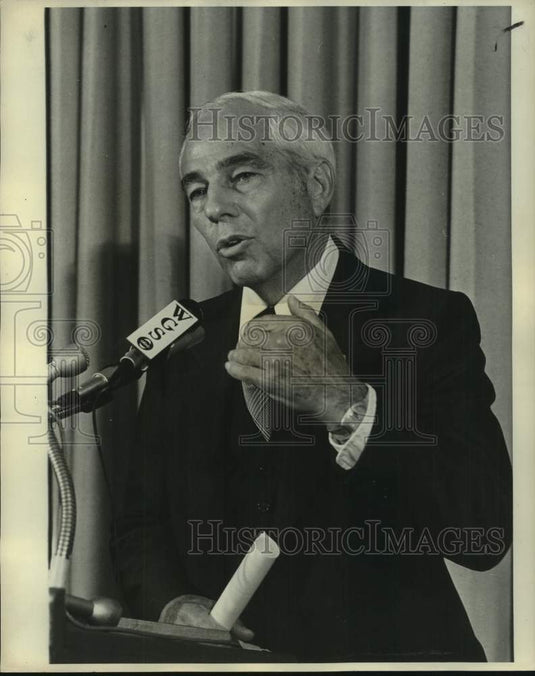 1977 Press Photo City Councilman James Moreau talks to reporters - nob88078