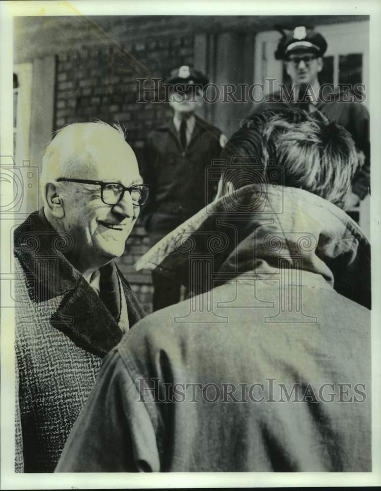 1980 Press Photo Karl Menninger visits inmates at the Kansas State Penitentiary- Historic Images