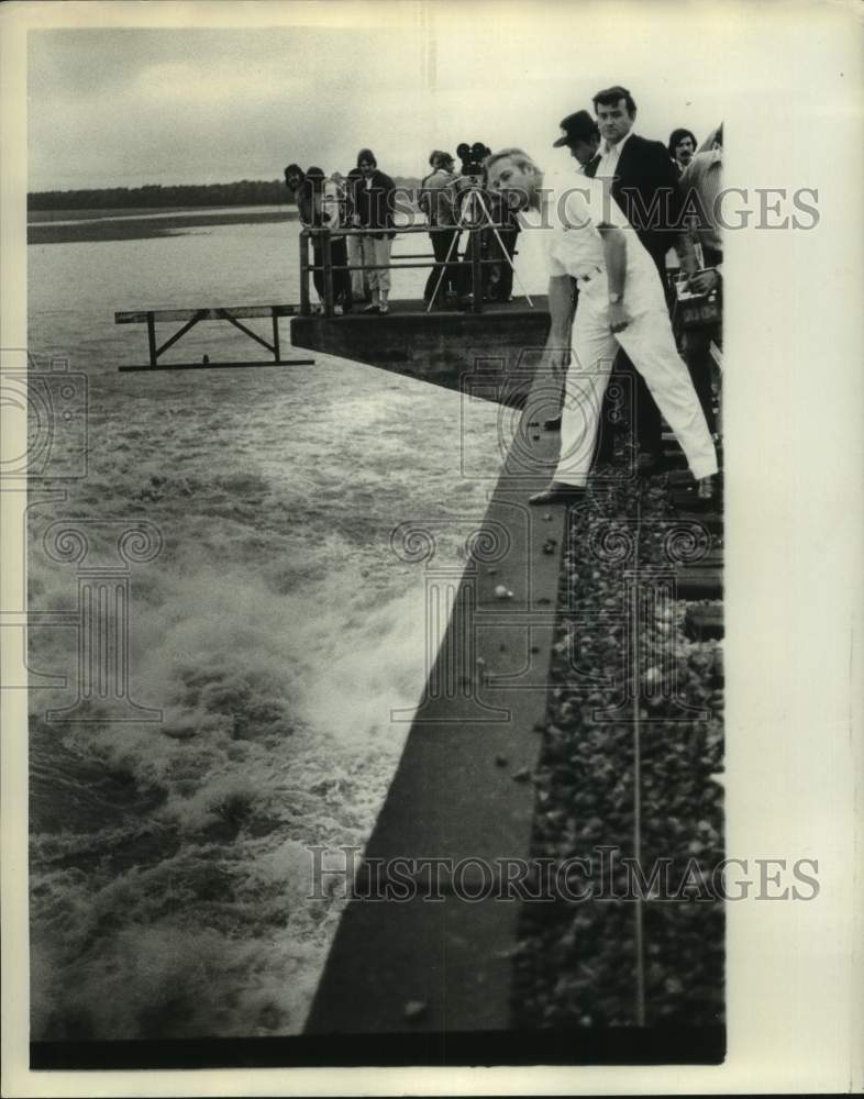 Load image into Gallery viewer, 1973 Press Photo Delegates observe the Morganza Floodway built in 1964
