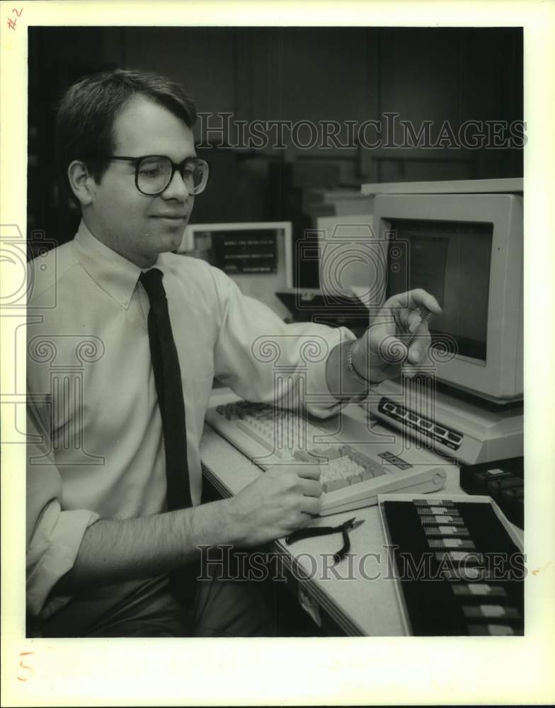 1989 Press Photo Jay McLennan explains pc chips used in Home Automation System- Historic Images