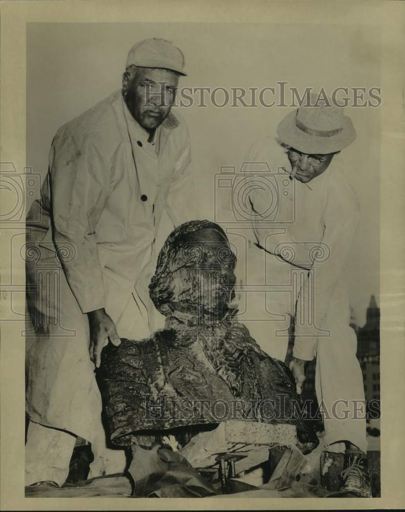 1957 Press Photo Workers prepare to raise head of McDonough at Civic Center- Historic Images