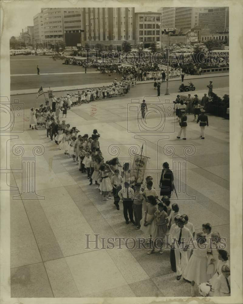 Load image into Gallery viewer, 1960 Press Photo Students line up during McDonough Day - nob88196
